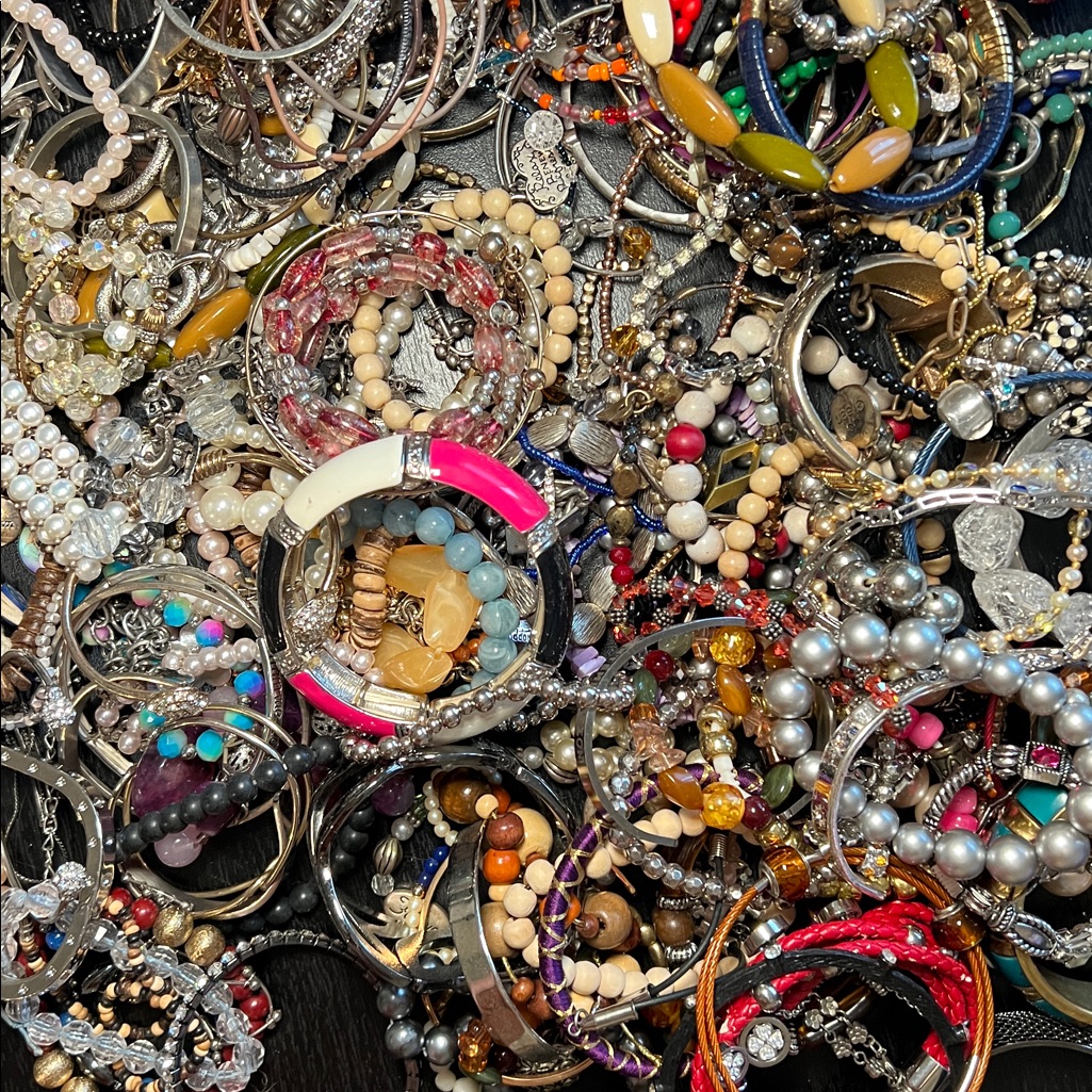 180 Vintage To Modern Large Lot Of Fashion Jewelry Bracelets 180$